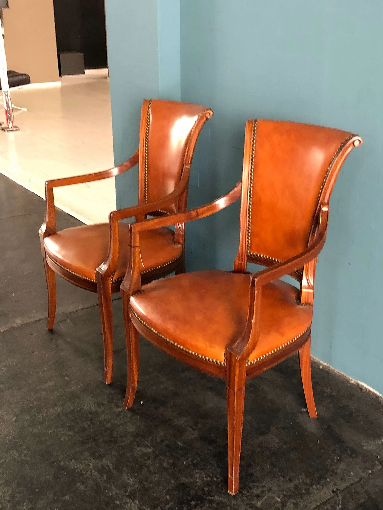 Coppia di poltroncine neoclassiche stile impero in noce e cuoio 1290061