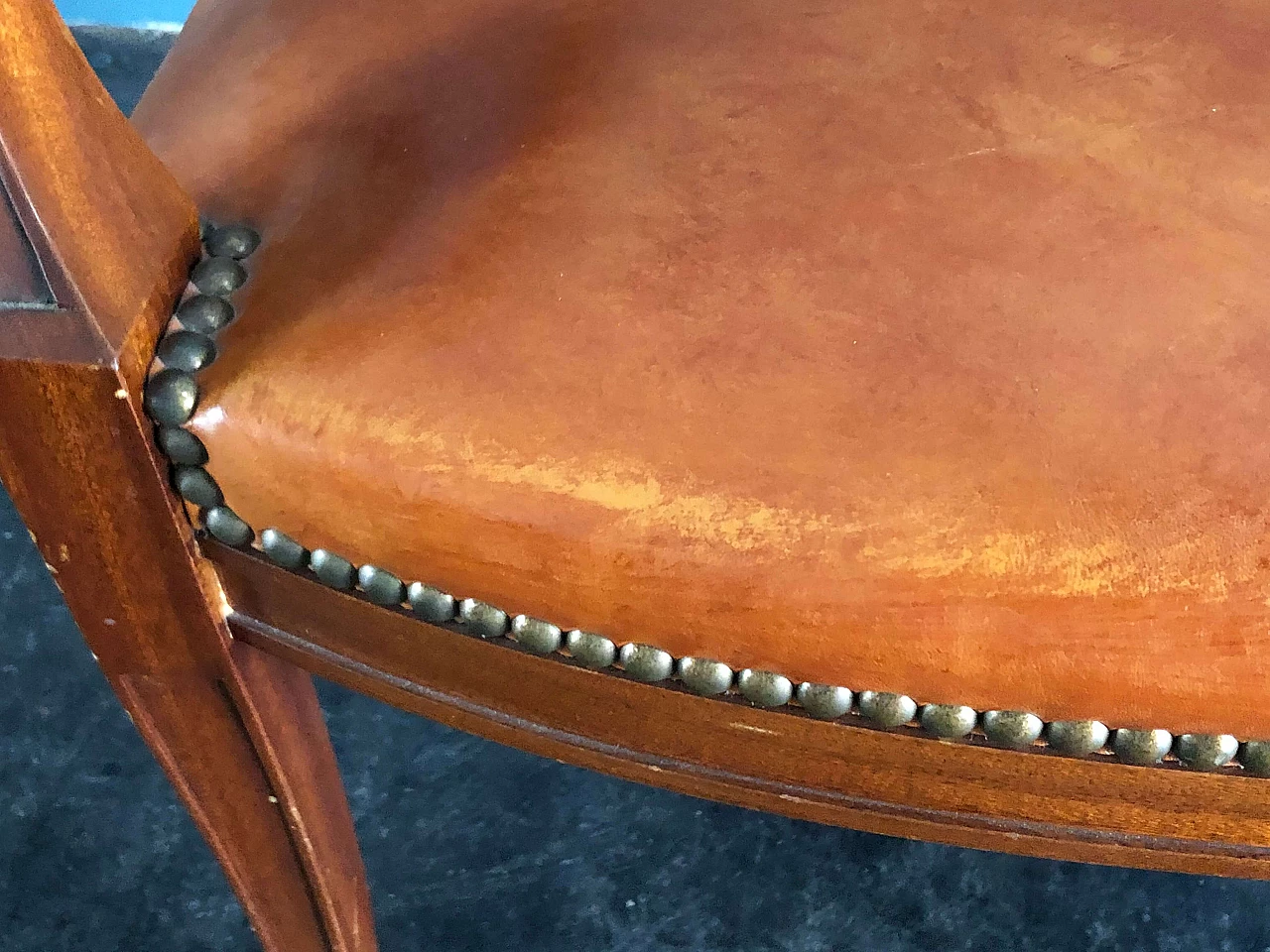 Coppia di poltroncine neoclassiche stile impero in noce e cuoio 1290062