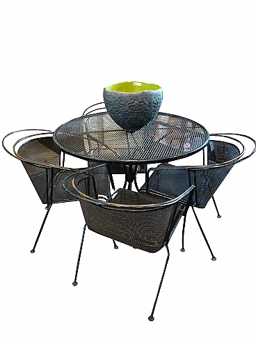 Tavolo e quattro poltroncine da giardino in ferro battuto, anni '60