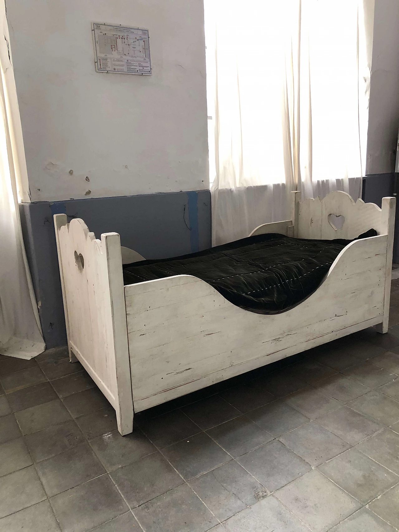 Letto singolo in legno dipinto di Flamant, inizio 2000 1301260