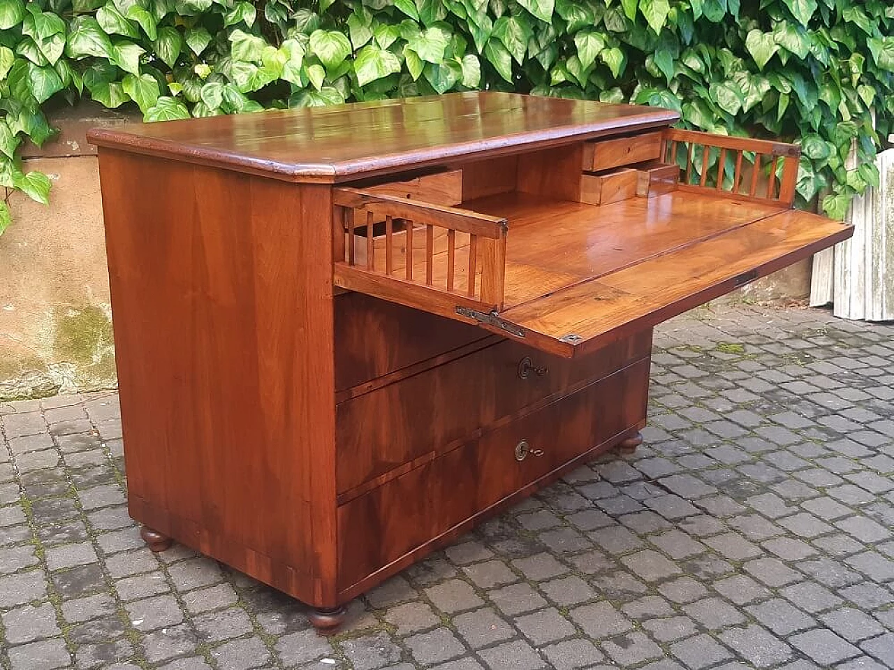 Cassettiera Biedermeier con scrittoio lastronata in noce e radica, '800 1303085
