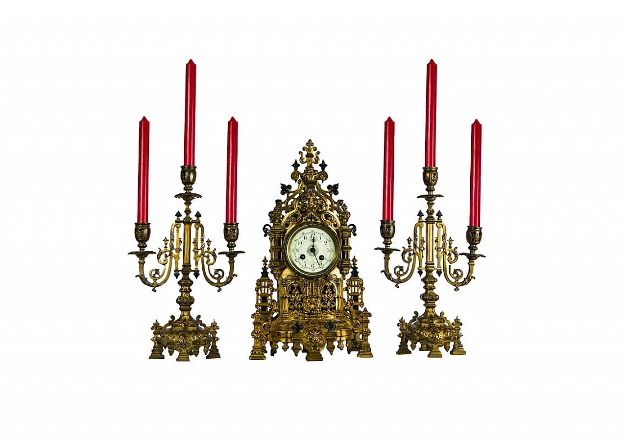 Orologio da camino e coppia di candelabri in ottone e smalto Champlevé di Japy Frere France, '800 1303134