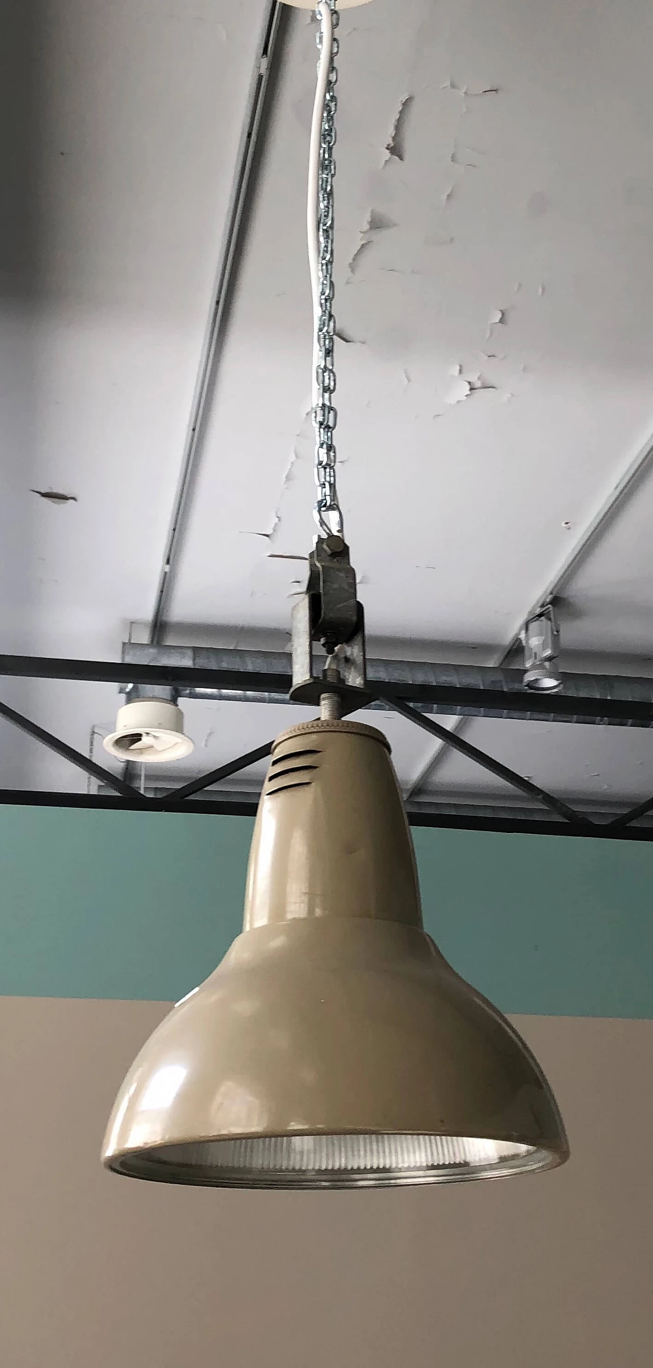 Lampada da soffitto industriale in metallo verniciato, anni '40 1303801