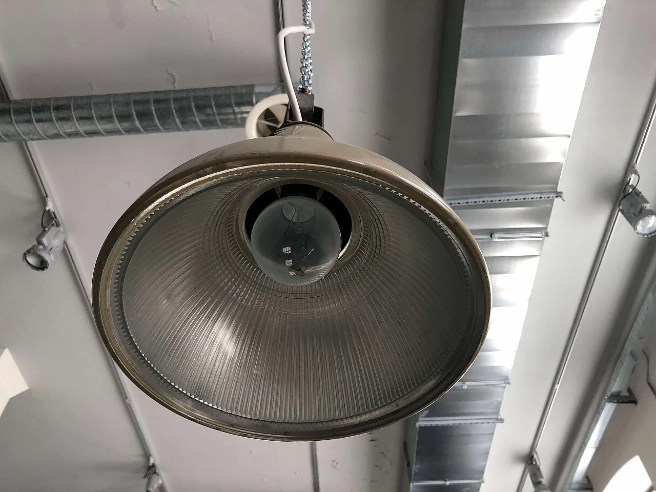 Lampada da soffitto industriale in metallo verniciato, anni '40 1303805