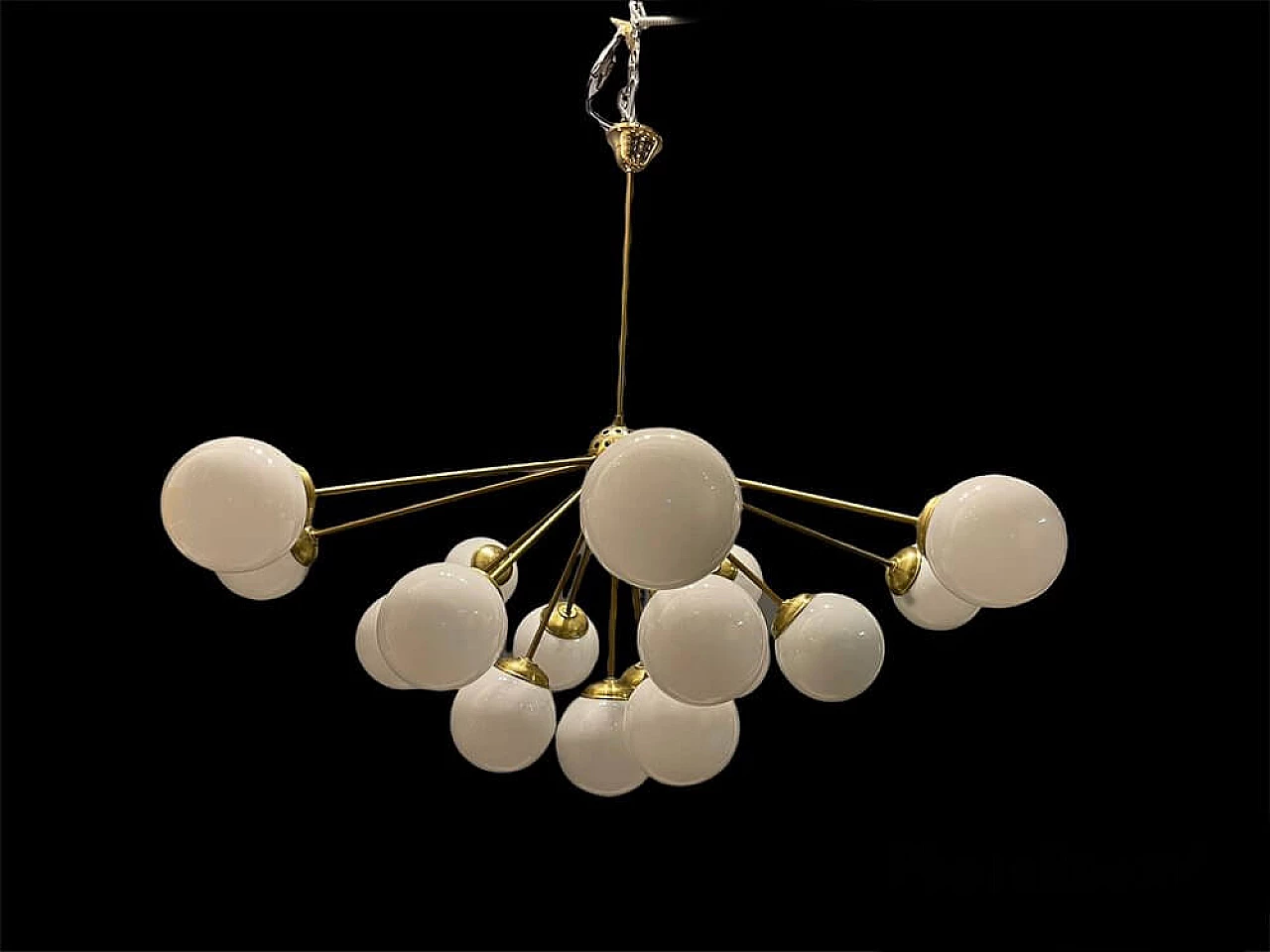 Lampadario Sputnik in vetro opalino e ottone con 17 luci, anni '80 1304573