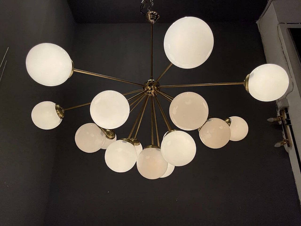 Lampadario Sputnik in vetro opalino e ottone con 17 luci, anni '80 1304574