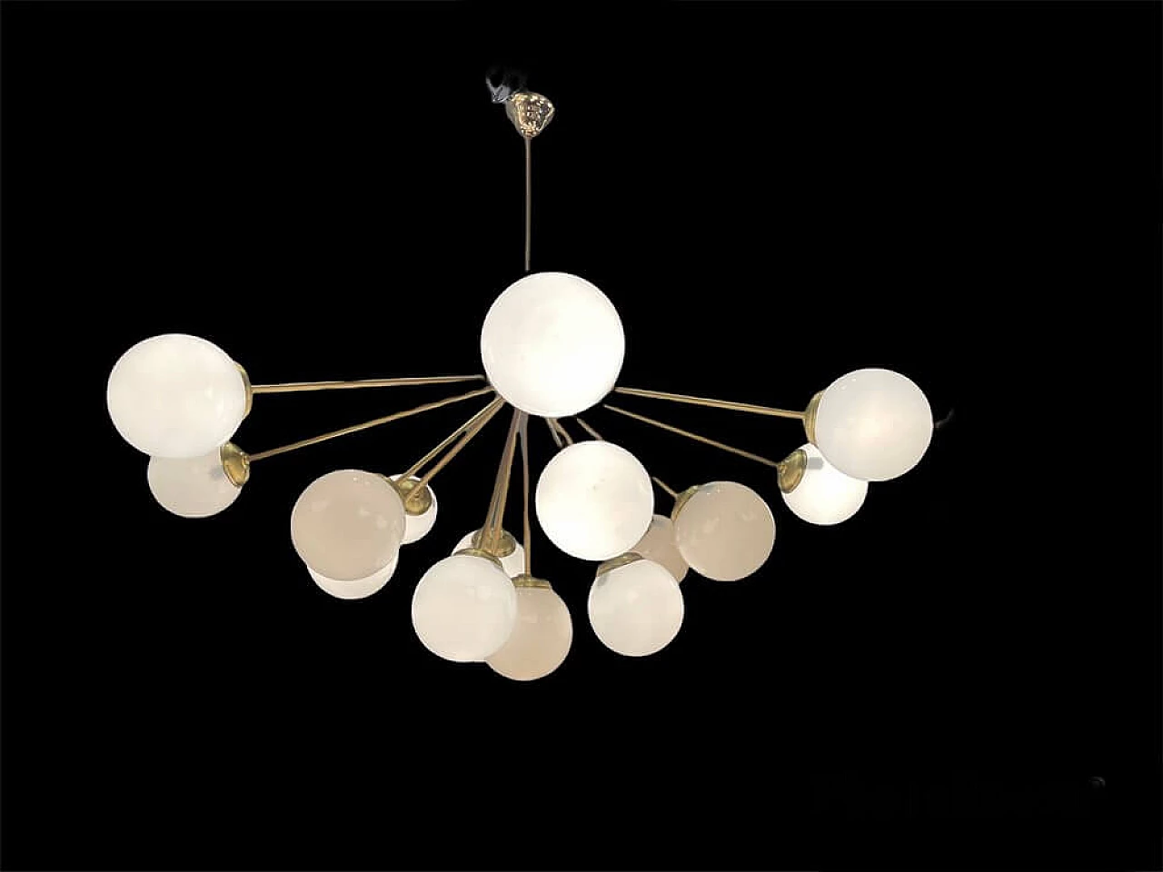 Lampadario Sputnik in vetro opalino e ottone con 17 luci, anni '80 1304575