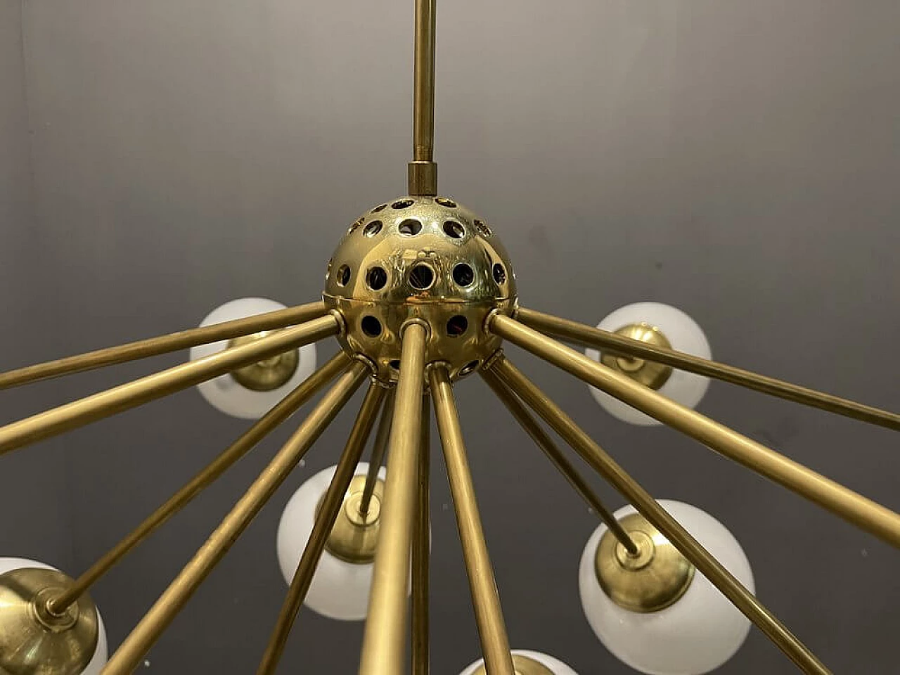 Lampadario Sputnik in vetro opalino e ottone con 17 luci, anni '80 1304576