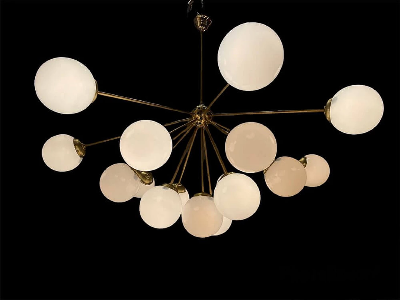 Lampadario Sputnik in vetro opalino e ottone con 17 luci, anni '80 1304577
