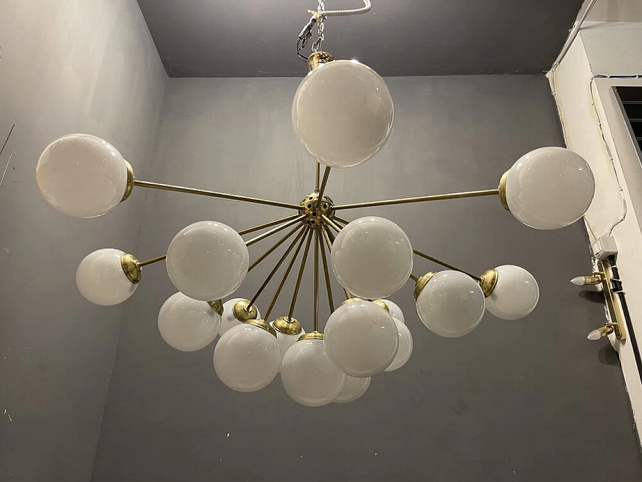 Lampadario Sputnik in vetro opalino e ottone con 17 luci, anni '80 1304578