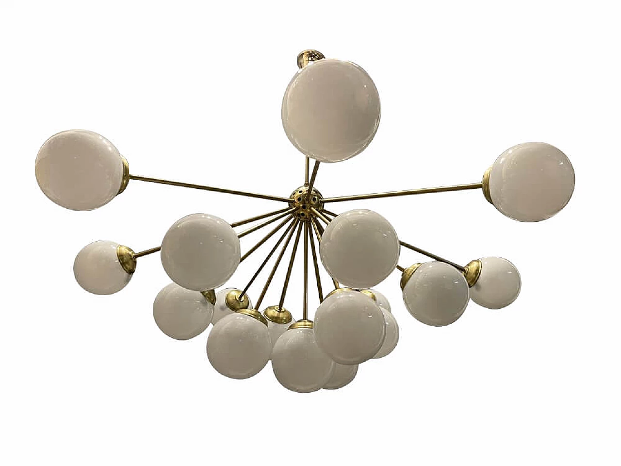 Lampadario Sputnik in vetro opalino e ottone con 17 luci, anni '80 1304676