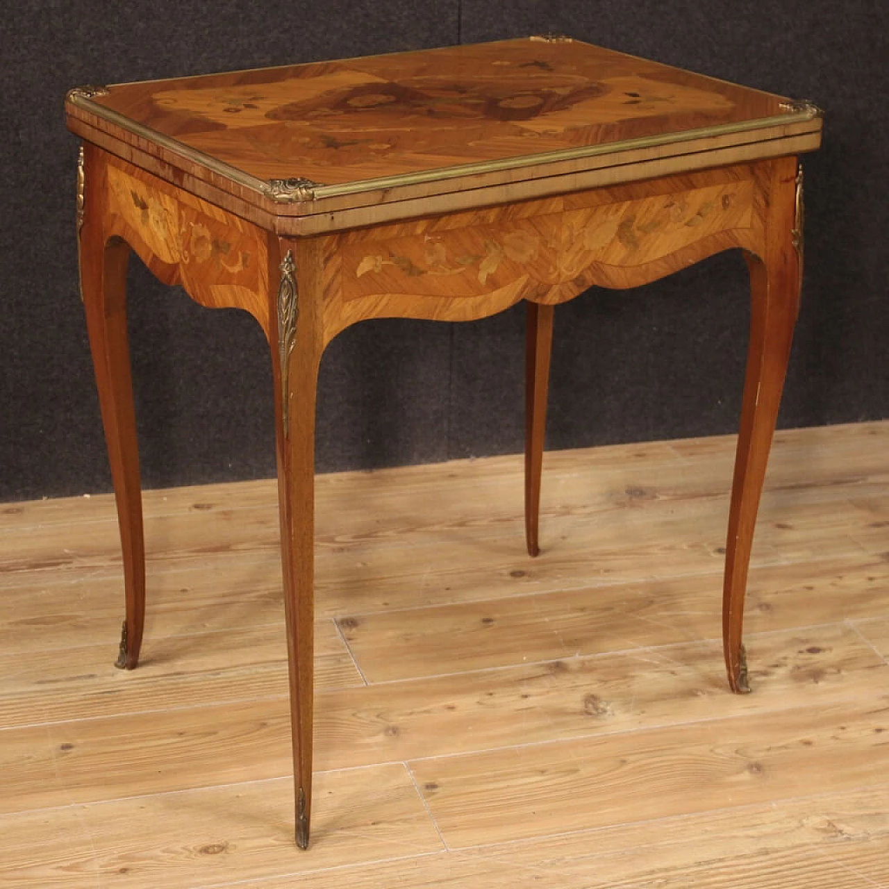 Tavolino da gioco in legno intarsiato con piano in panno, Francia 1304956
