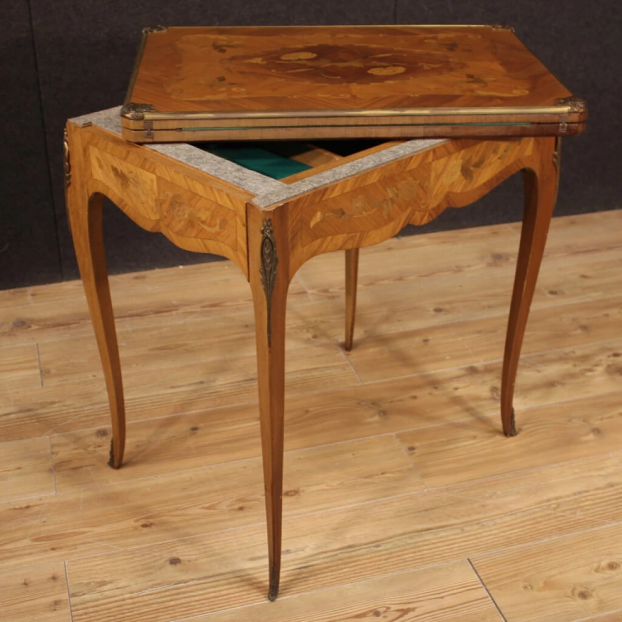 Tavolino da gioco in legno intarsiato con piano in panno, Francia 1304959