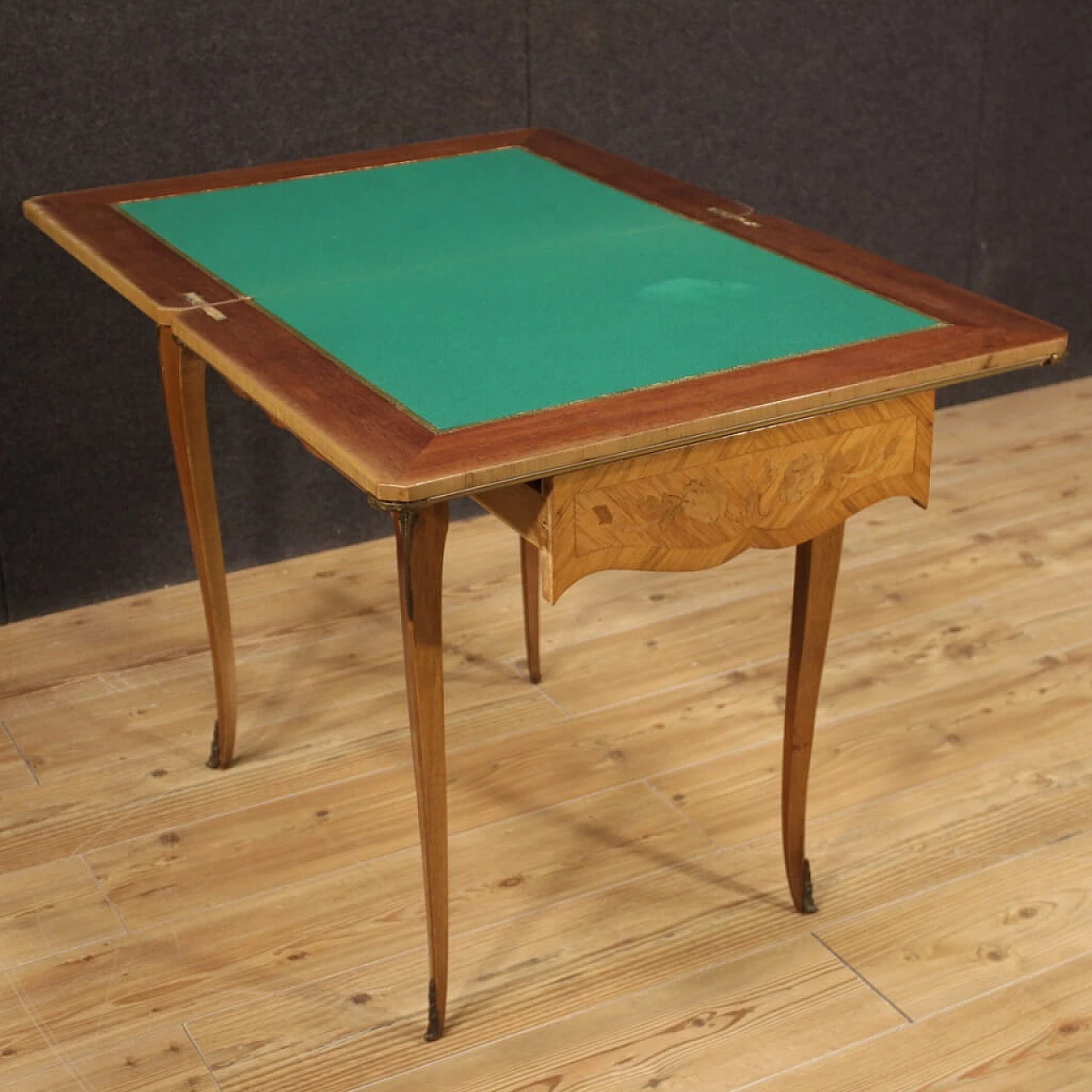 Tavolino da gioco in legno intarsiato con piano in panno, Francia 1304961