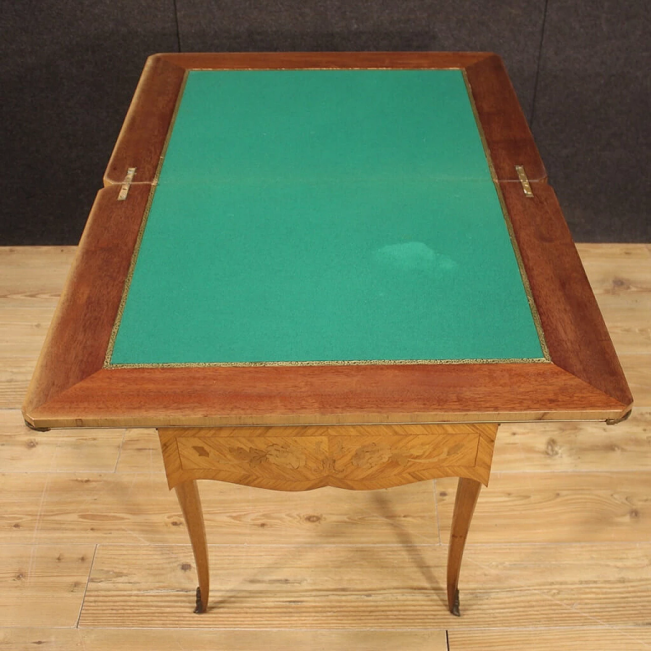 Tavolino da gioco in legno intarsiato con piano in panno, Francia 1304962