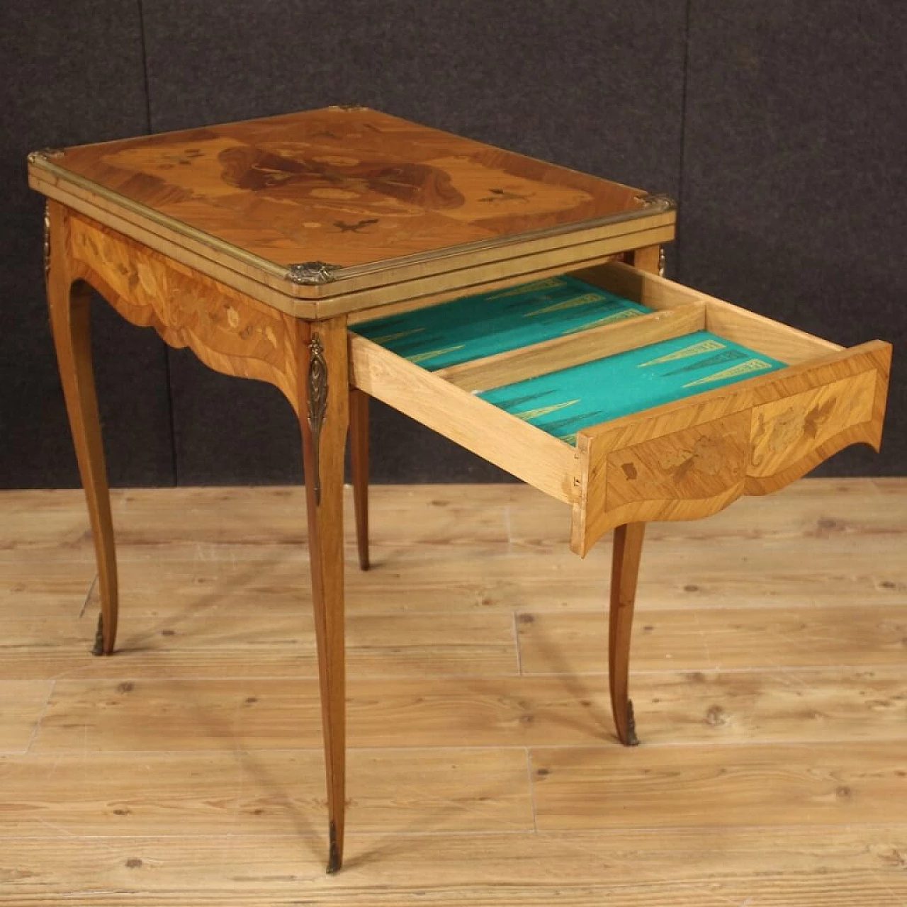Tavolino da gioco in legno intarsiato con piano in panno, Francia 1304963