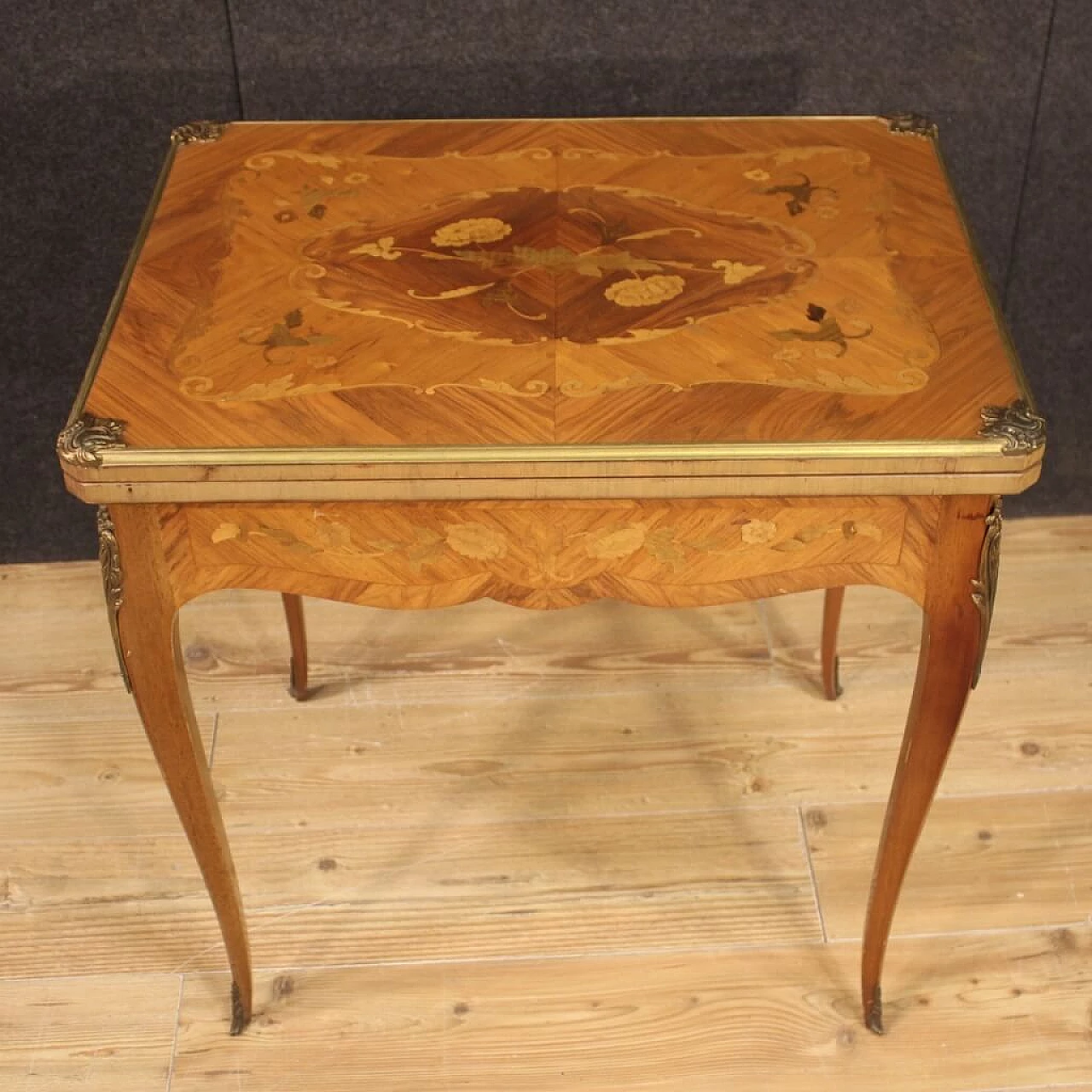 Tavolino da gioco in legno intarsiato con piano in panno, Francia 1304965