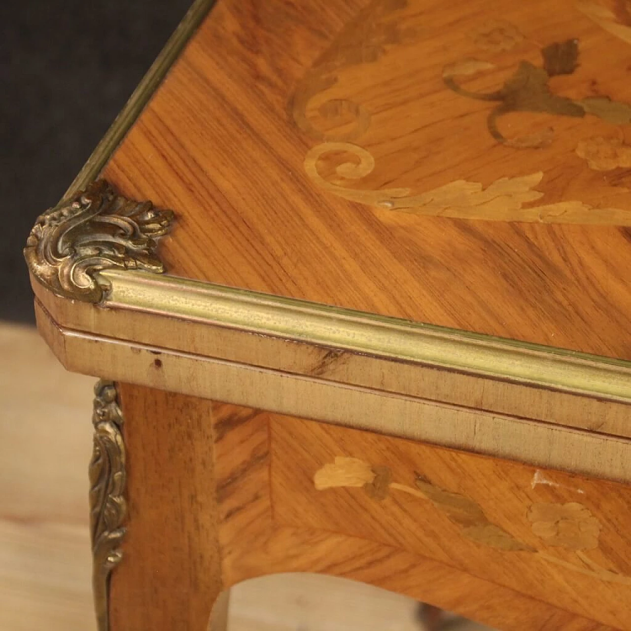 Tavolino da gioco in legno intarsiato con piano in panno, Francia 1304966