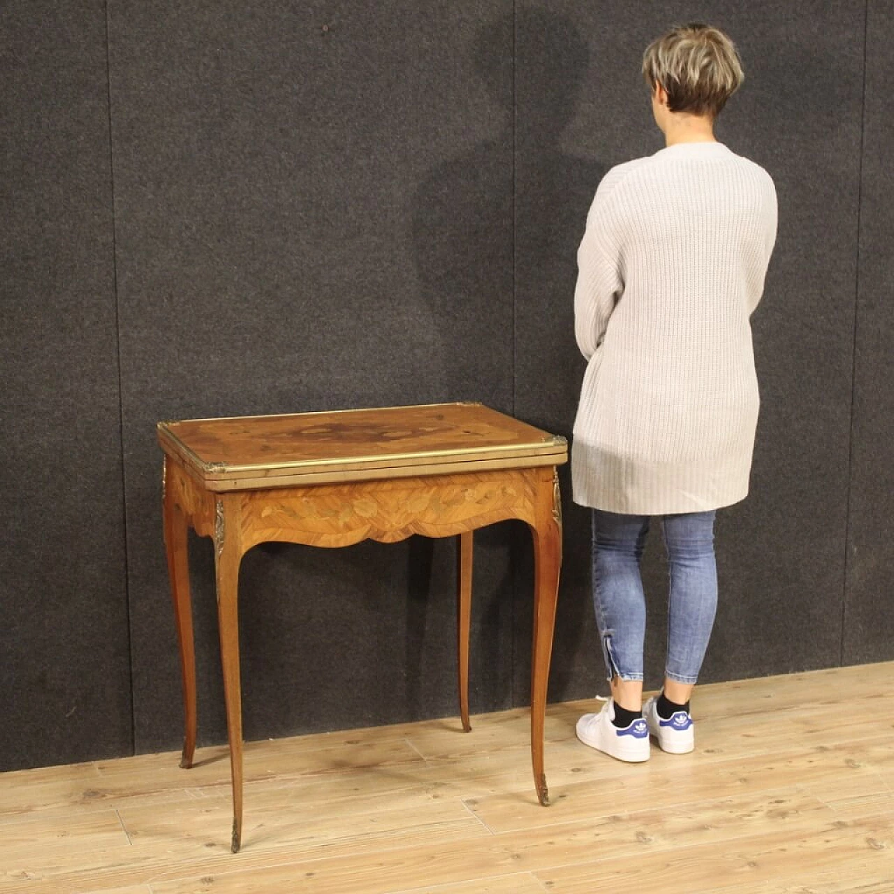 Tavolino da gioco in legno intarsiato con piano in panno, Francia 1304967