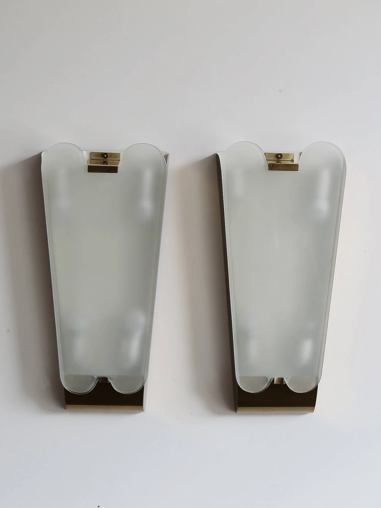 Pair of large brass and glass wall lamps by Fontana Arte, 1940s 1305084