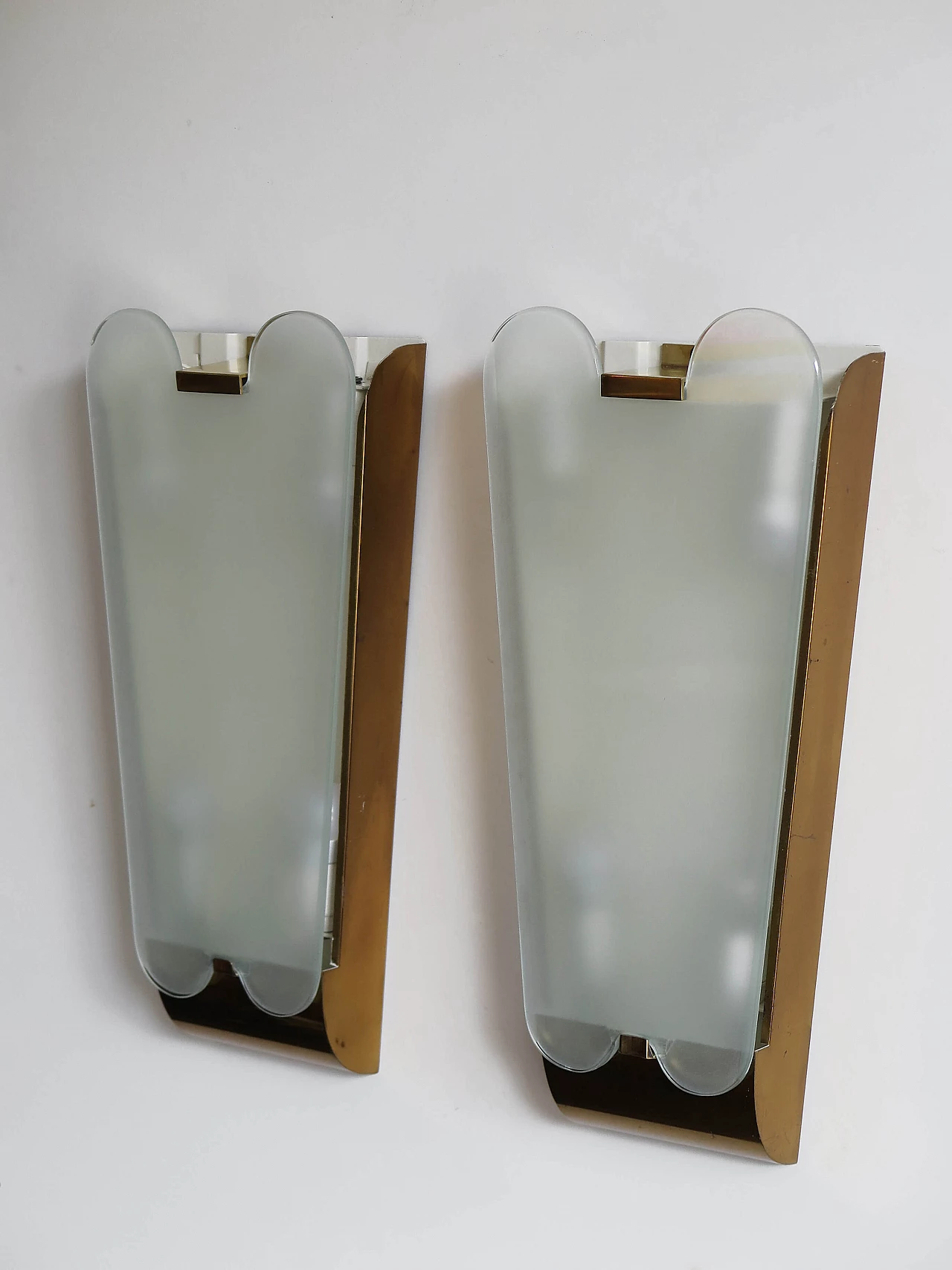 Pair of large brass and glass wall lamps by Fontana Arte, 1940s 1305088