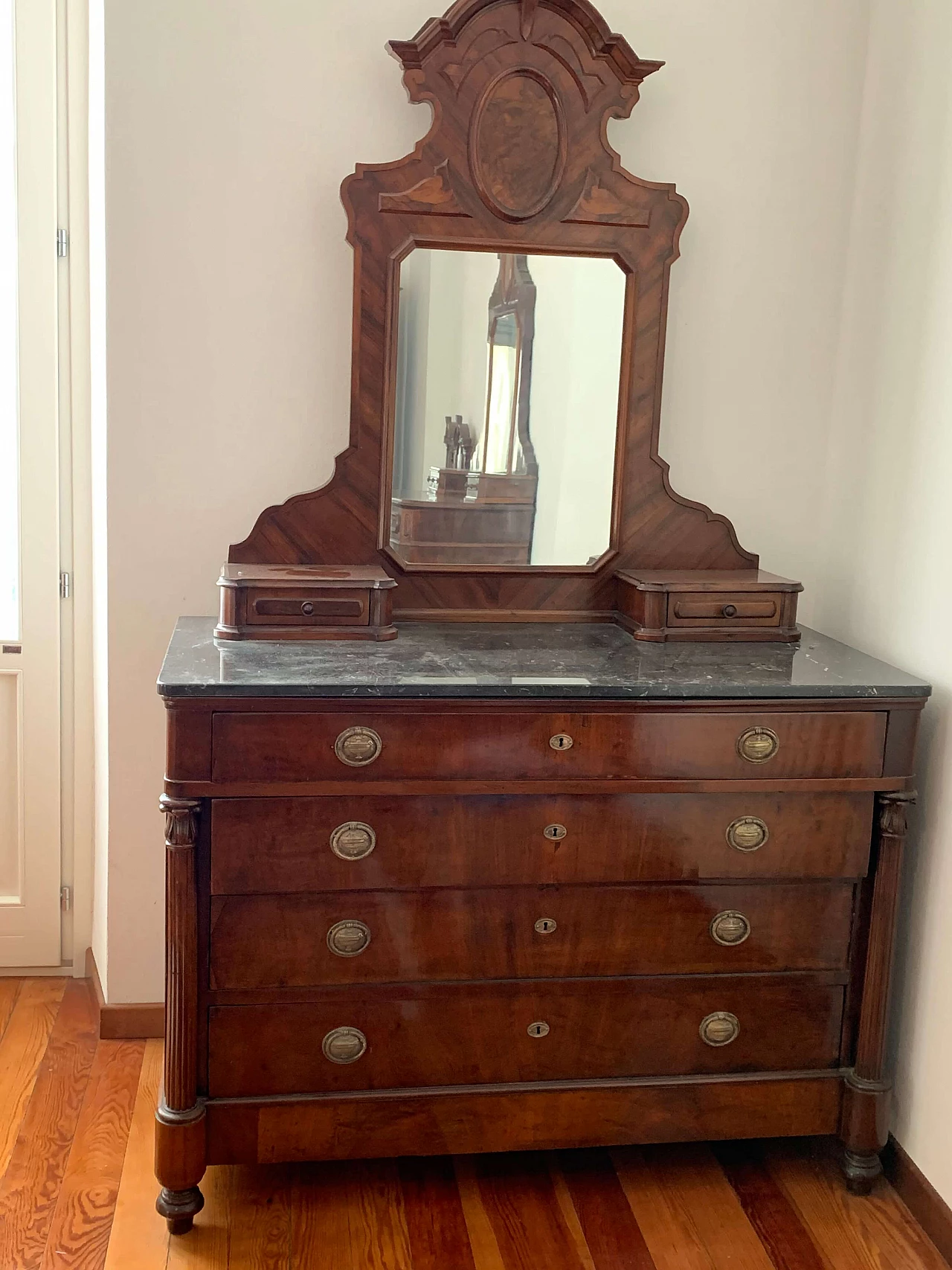 Cassettiera con piano in marmo nero e specchiera, fine '800 1305347