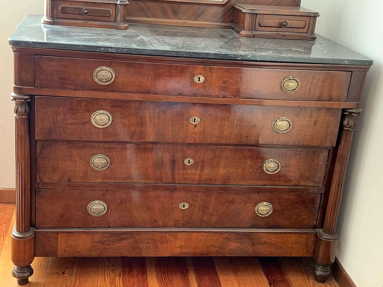 Cassettiera con piano in marmo nero e specchiera, fine '800 1305348