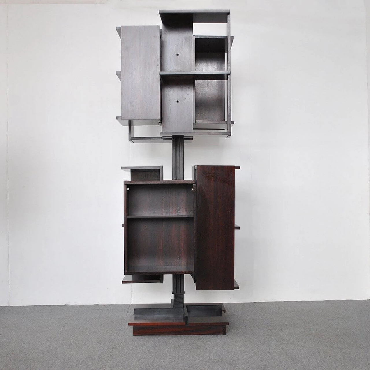 Swivel center bookcase in metal and walnut by Claudio Salocchi for Luigi Sormani, 60s 1305480