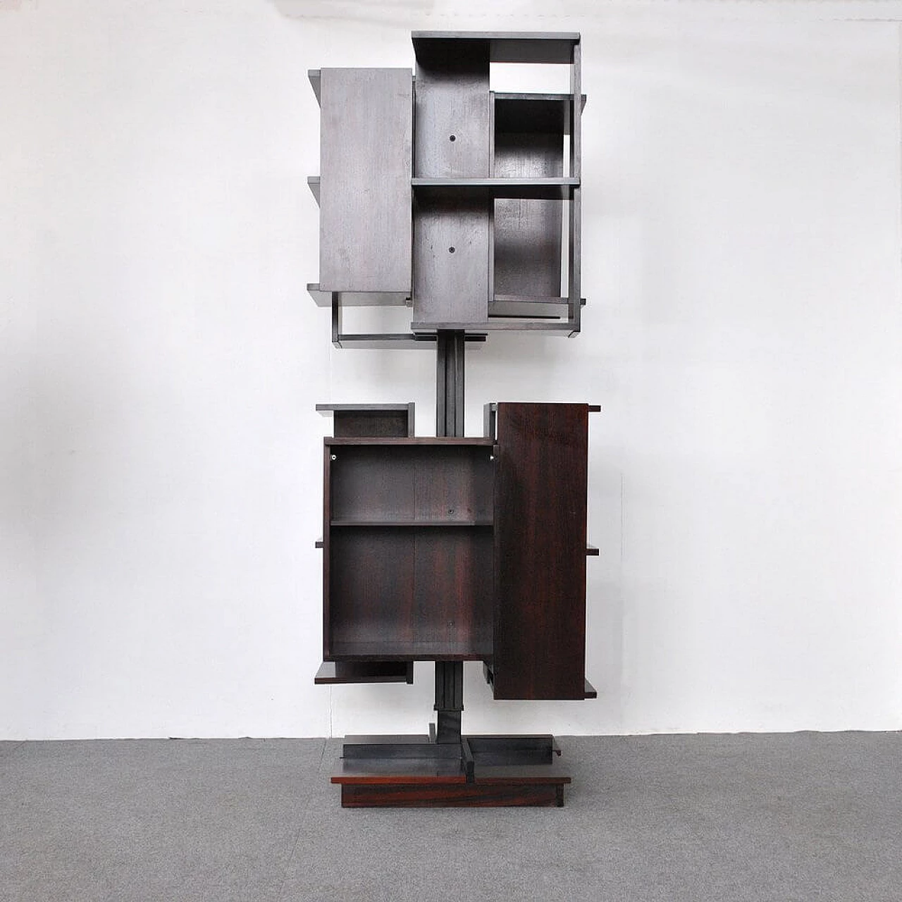 Swivel center bookcase in metal and walnut by Claudio Salocchi for Luigi Sormani, 60s 1305481