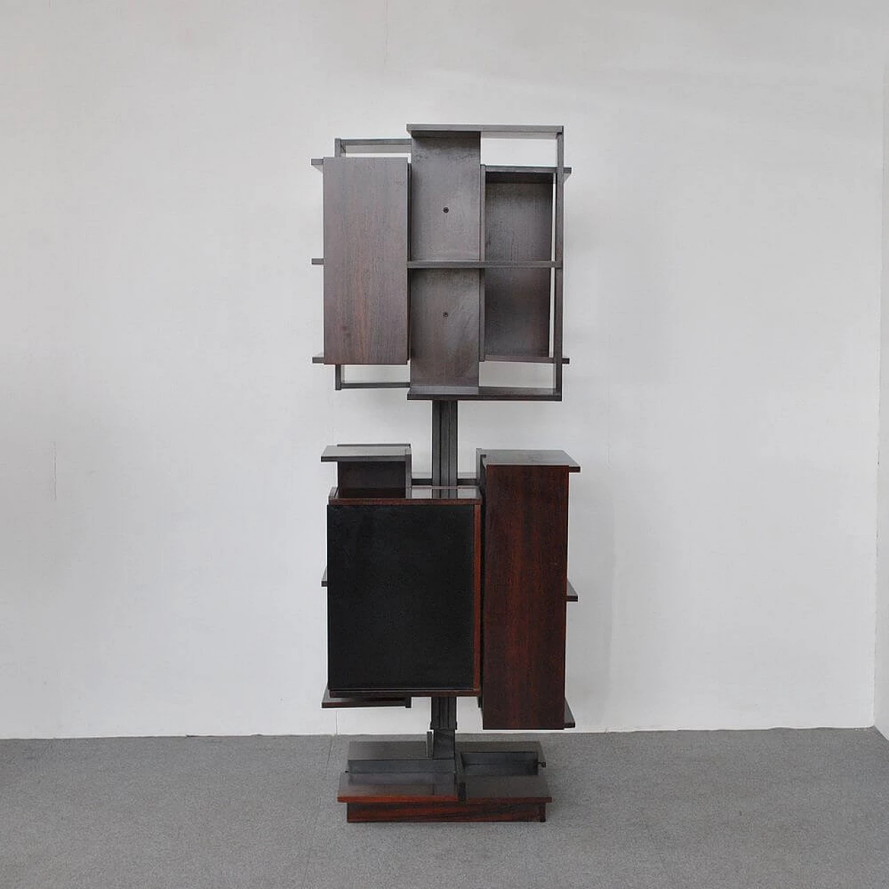 Swivel center bookcase in metal and walnut by Claudio Salocchi for Luigi Sormani, 60s 1305485