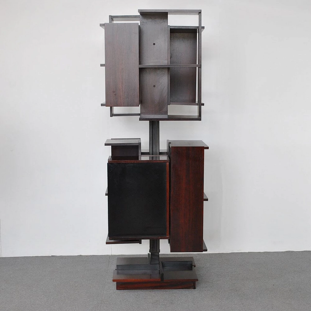 Swivel center bookcase in metal and walnut by Claudio Salocchi for Luigi Sormani, 60s 1305486