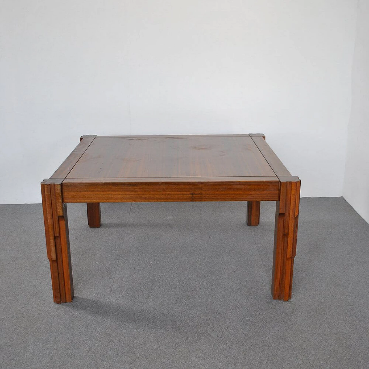 Square table in walnut by Luciano Frigerio for Frigerio di Desio, 70s 1305526