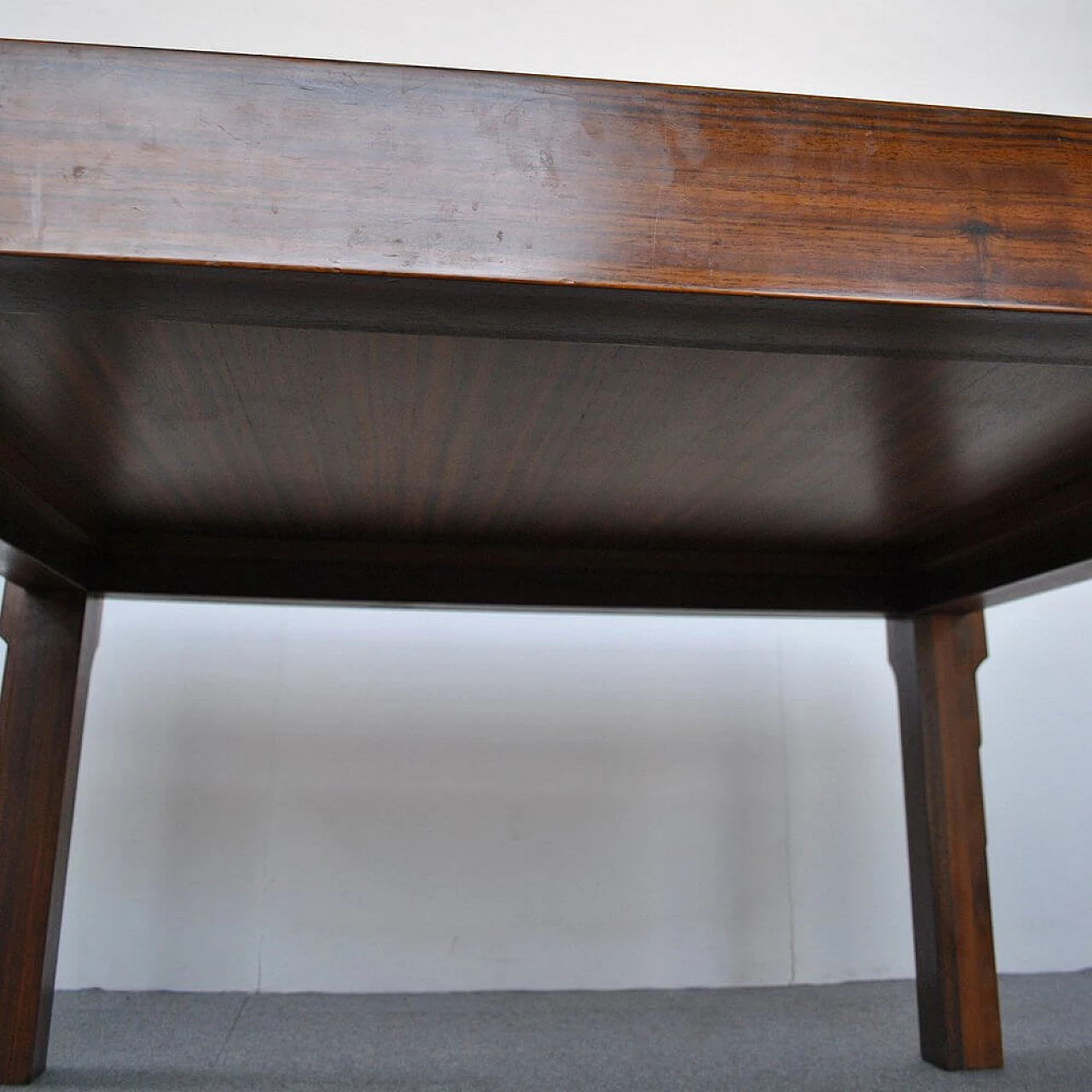 Tavolo quadrato in noce di Luciano Frigerio per Frigerio di Desio, anni '70 1305527