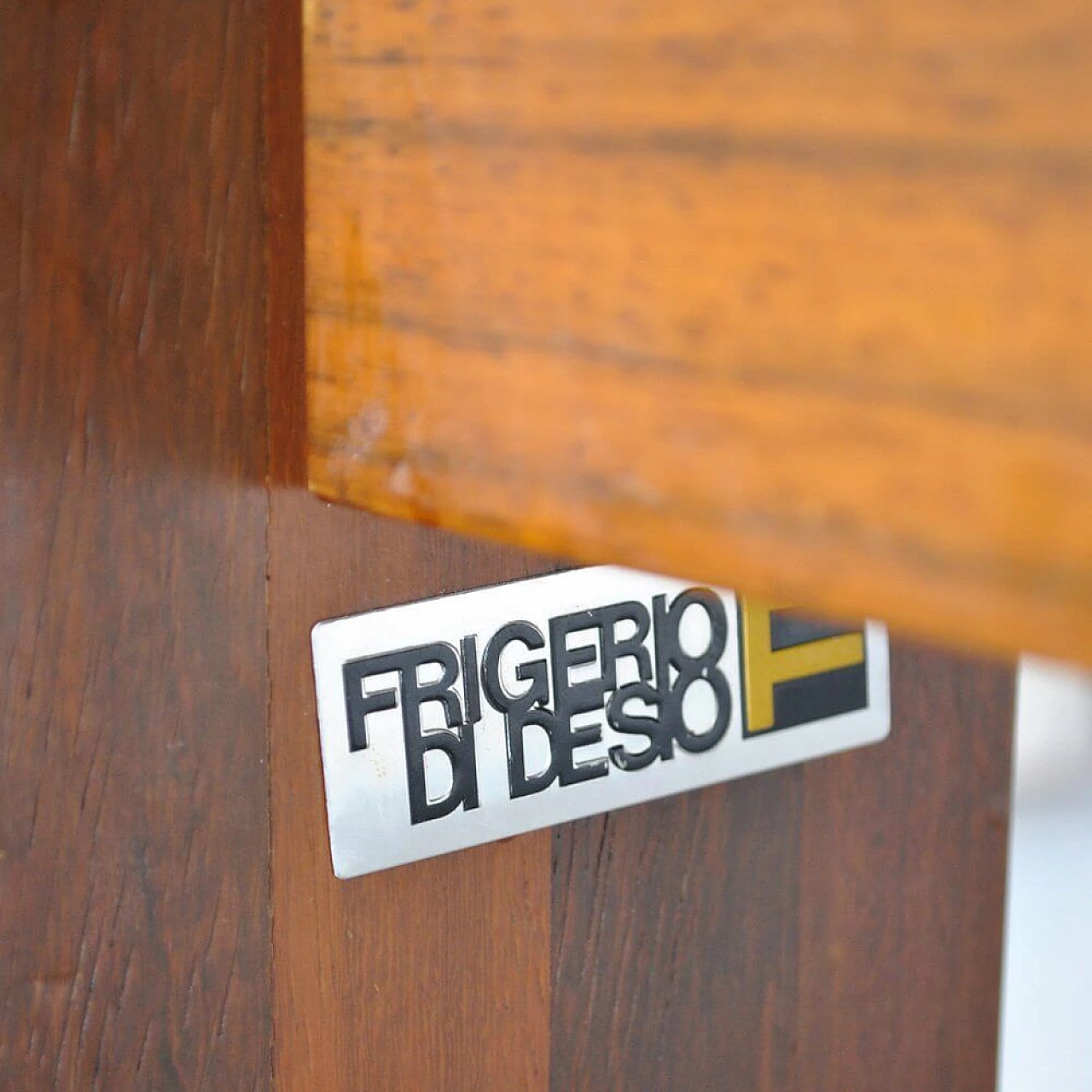 Tavolo quadrato in noce di Luciano Frigerio per Frigerio di Desio, anni '70 1305533