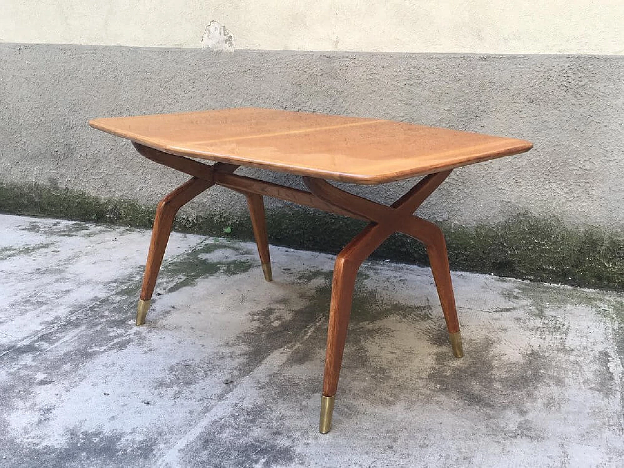 Tavolo nello stile di Gio Ponti in frassino, noce e ottone, anni '50 1305550