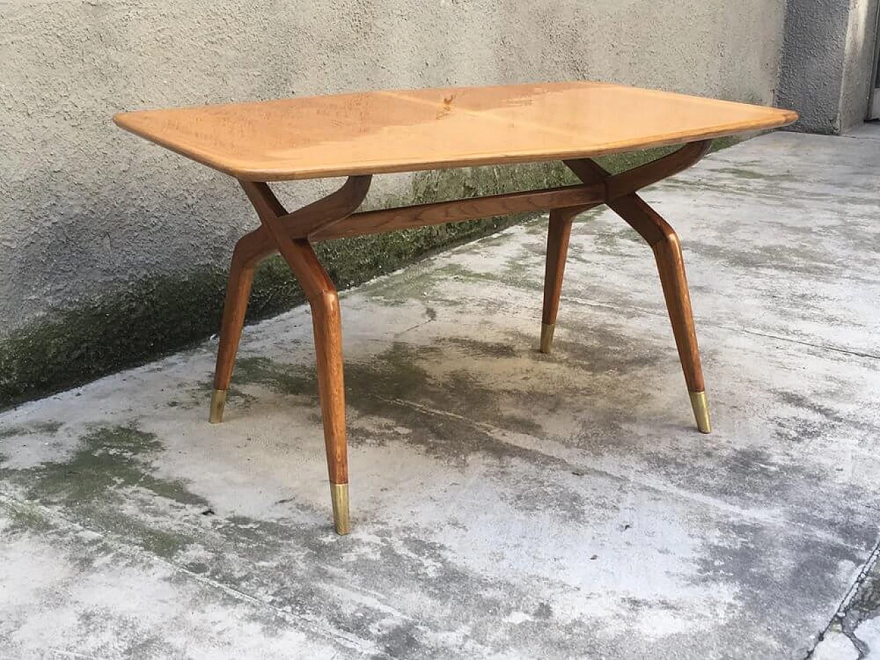 Tavolo nello stile di Gio Ponti in frassino, noce e ottone, anni '50 1305551