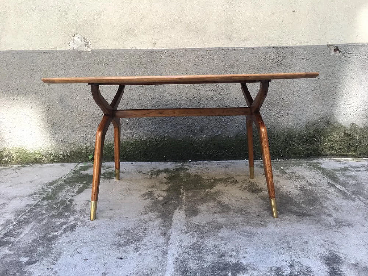 Tavolo nello stile di Gio Ponti in frassino, noce e ottone, anni '50 1305552