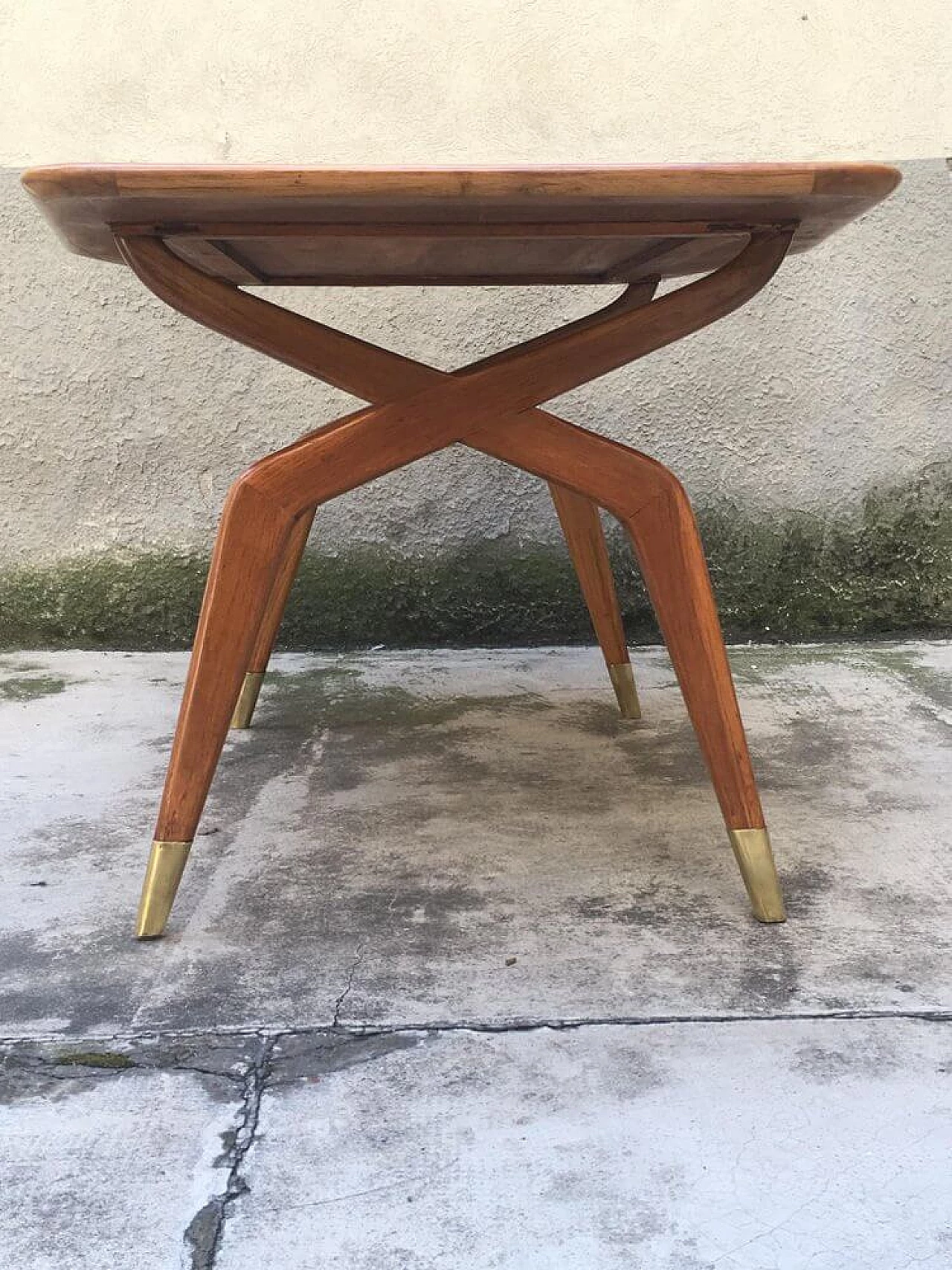 Tavolo nello stile di Gio Ponti in frassino, noce e ottone, anni '50 1305554