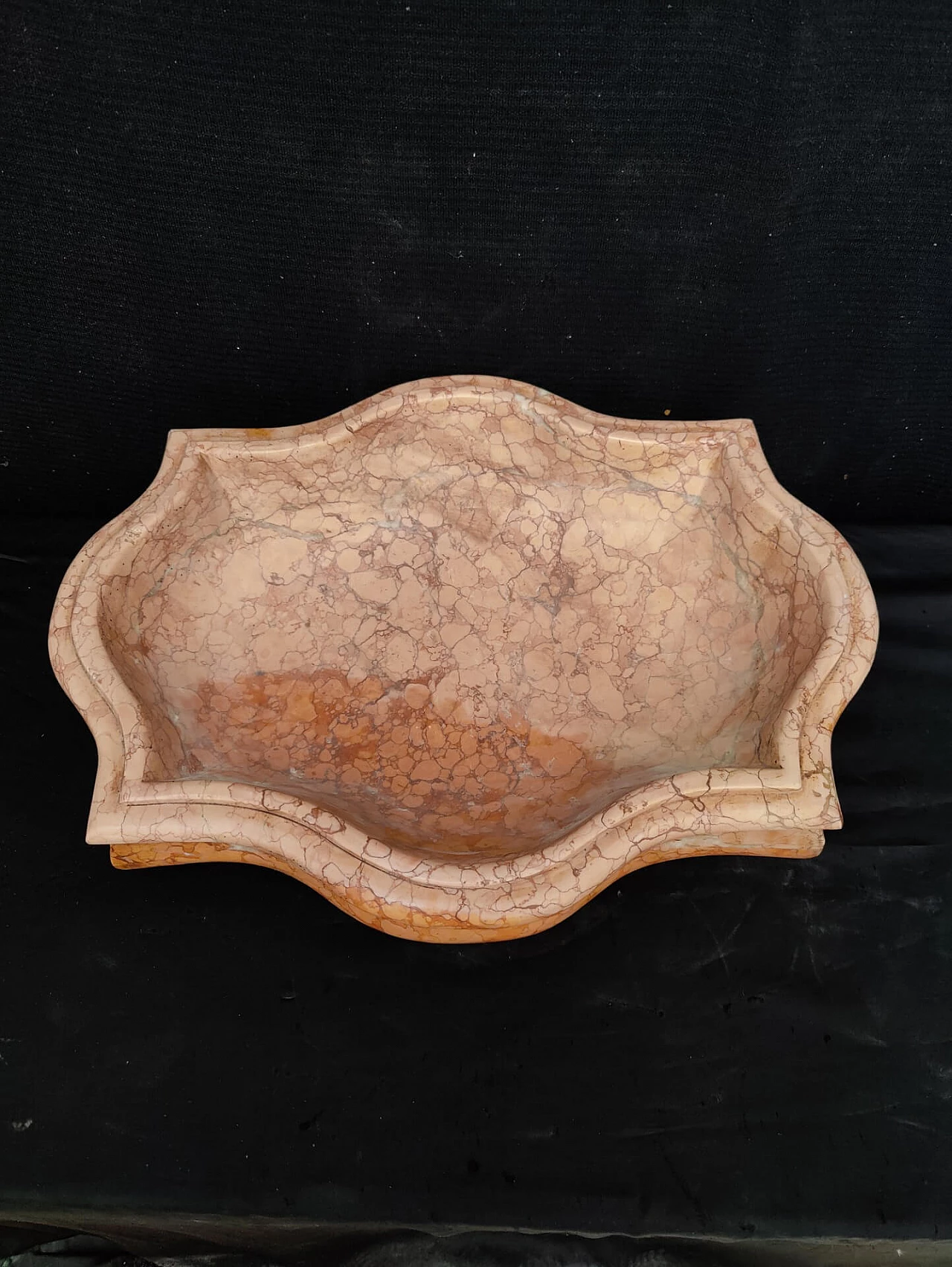 Holy water font in red Verona marble, 20s 1305992