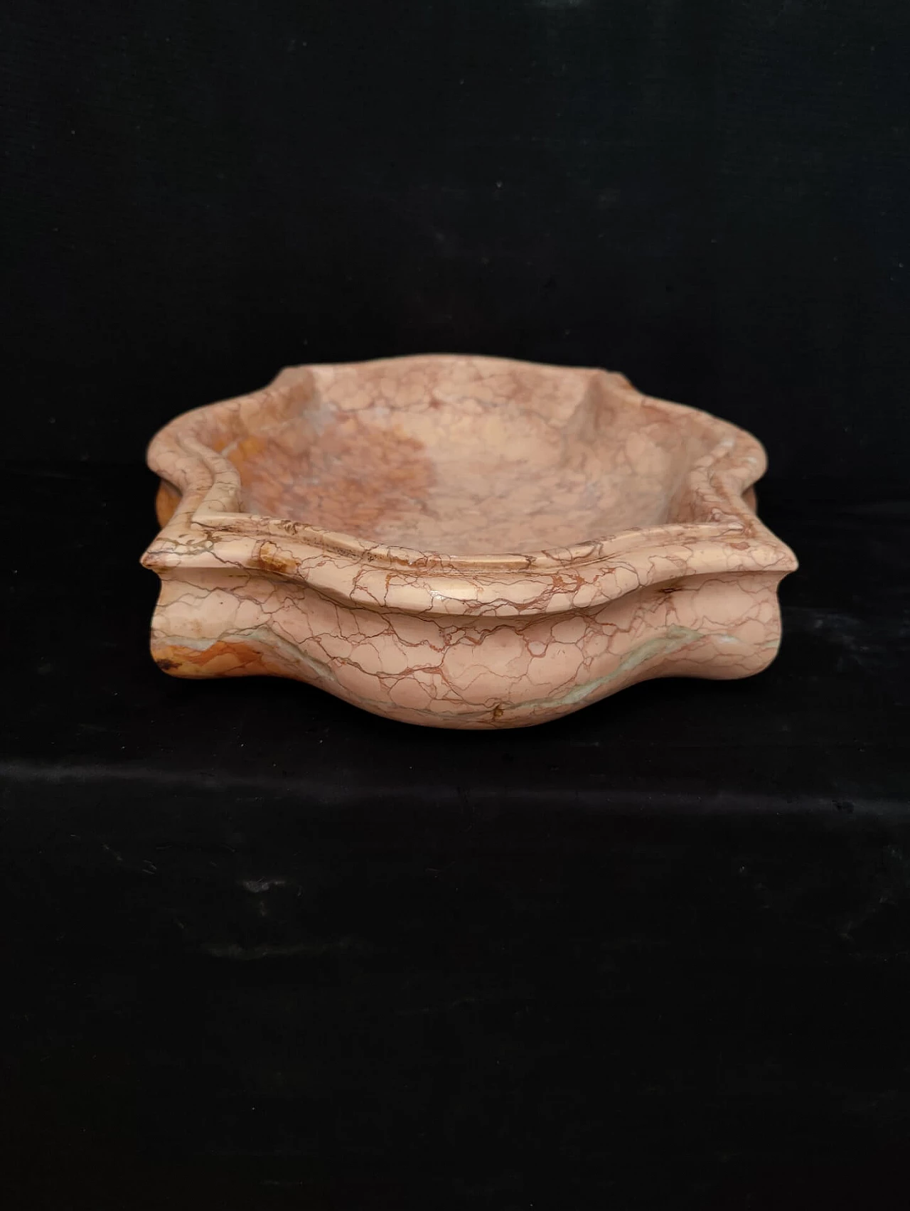 Holy water font in red Verona marble, 20s 1305994