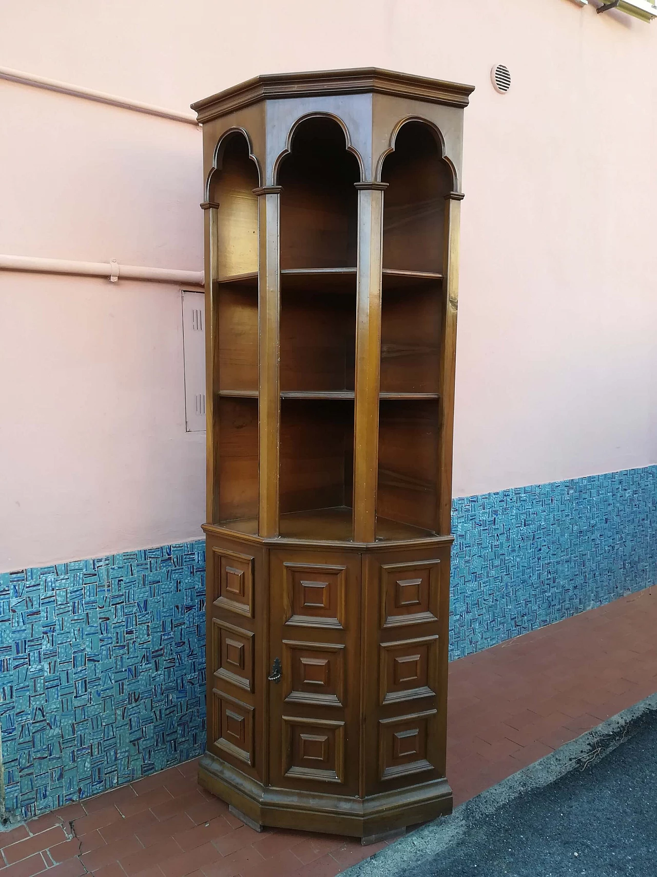 Angoliera in legno con ripiani, anni '80 1307375