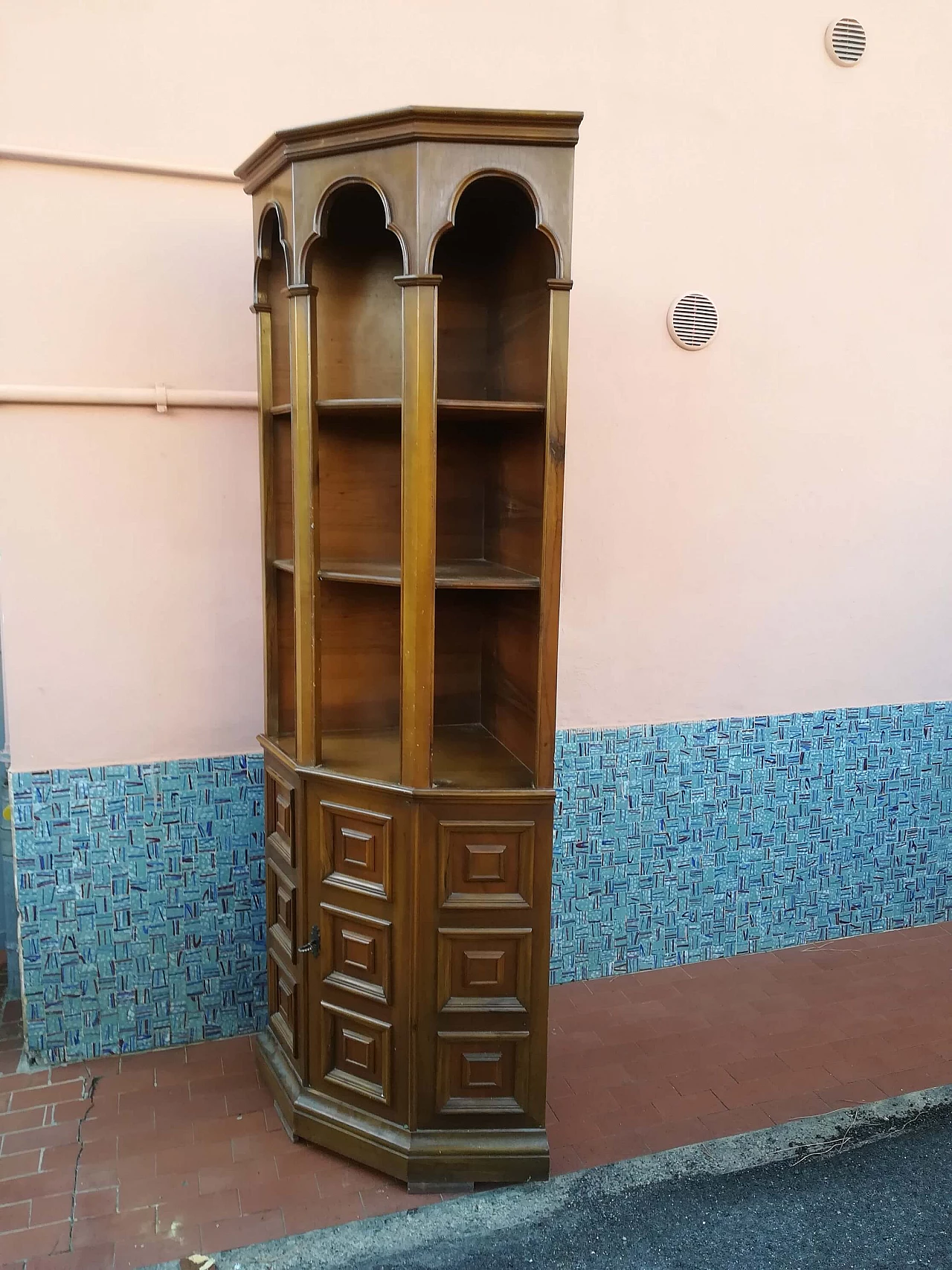 Angoliera in legno con ripiani, anni '80 1307377