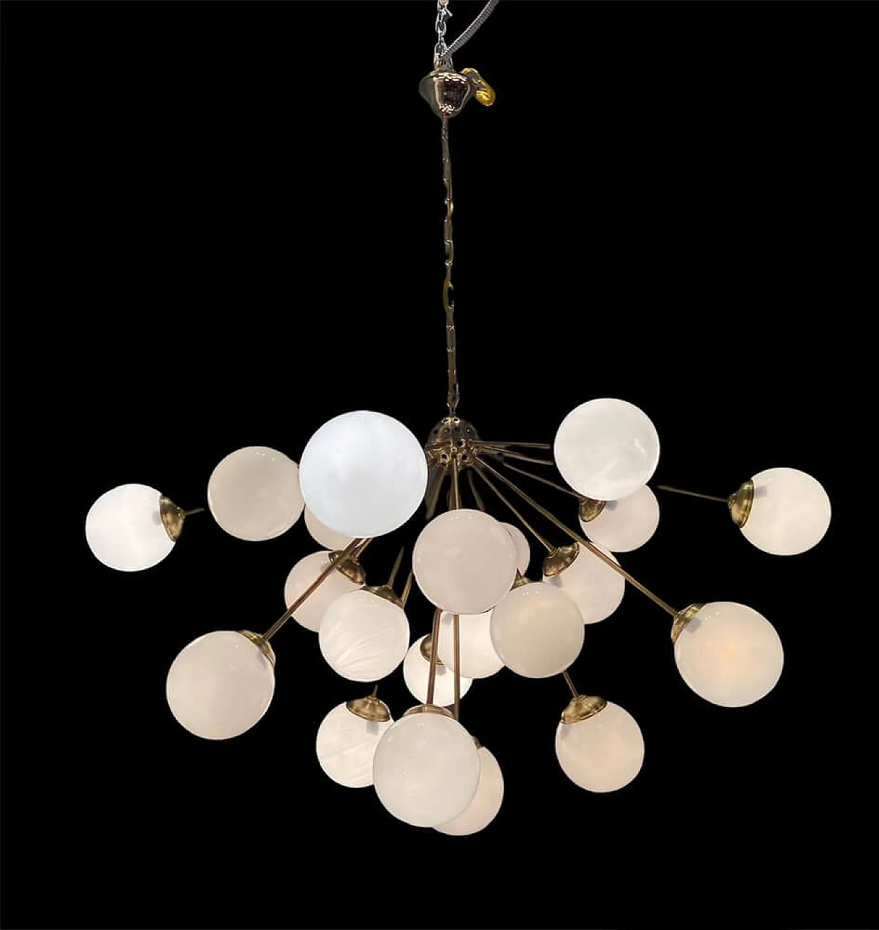 Grande lampadario Sputnik in ottone e vetro opalino, anni '60 1307439