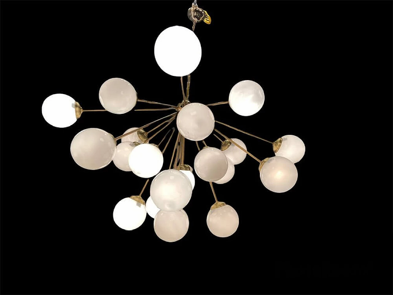 Grande lampadario Sputnik in ottone e vetro opalino, anni '60 1307440