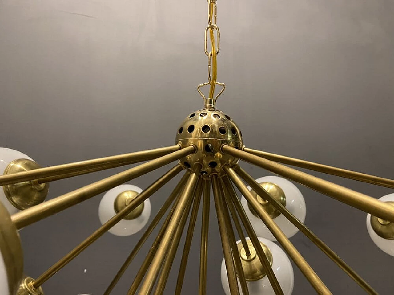 Grande lampadario Sputnik in ottone e vetro opalino, anni '60 1307441