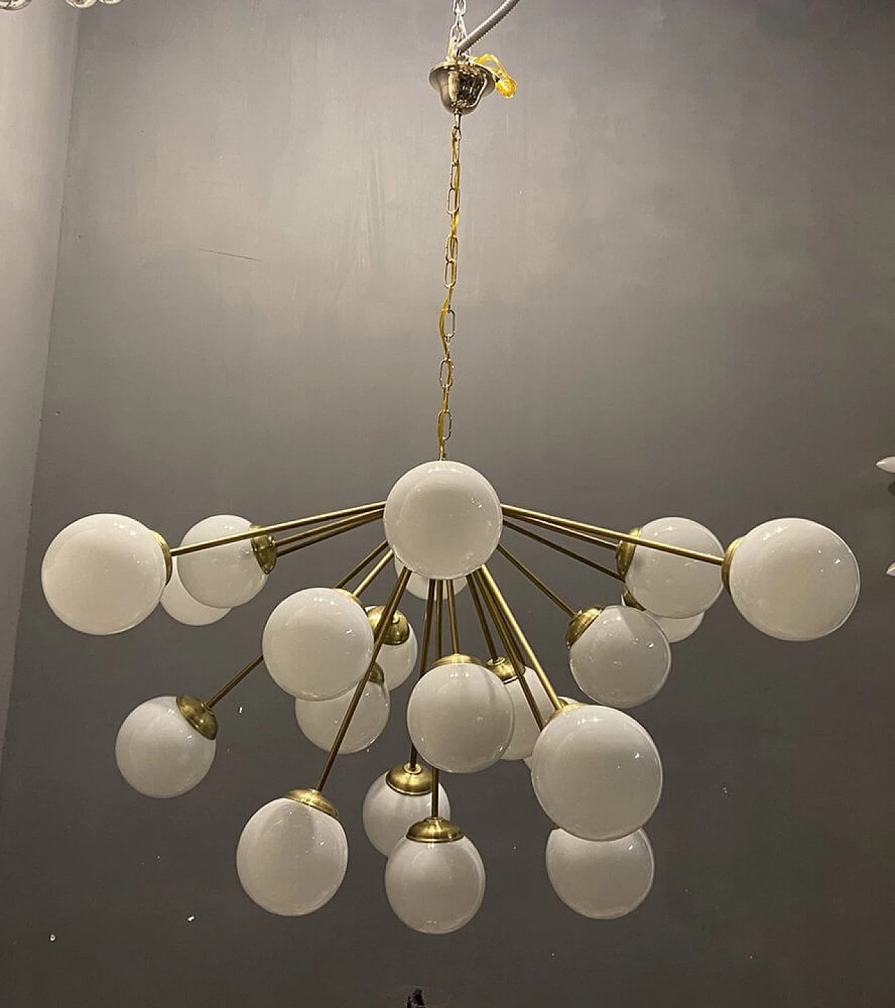 Grande lampadario Sputnik in ottone e vetro opalino, anni '60 1307442