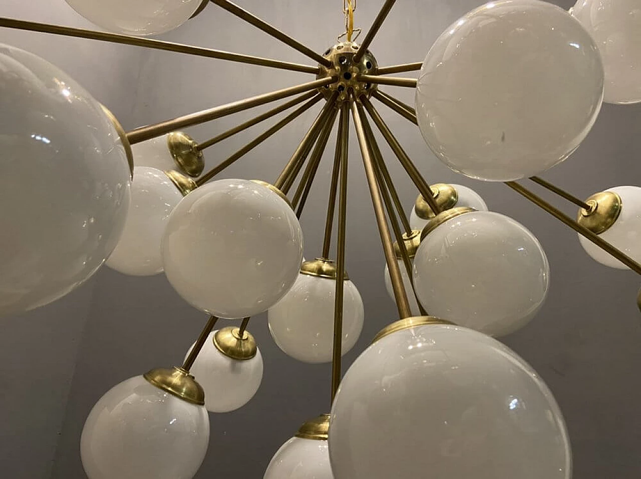 Grande lampadario Sputnik in ottone e vetro opalino, anni '60 1307443