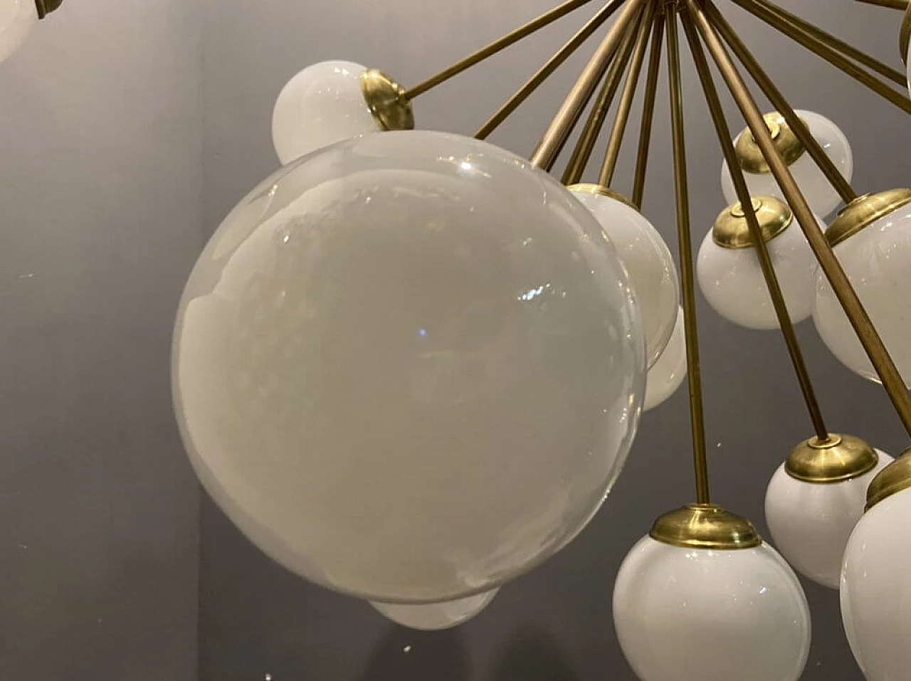Grande lampadario Sputnik in ottone e vetro opalino, anni '60 1307444