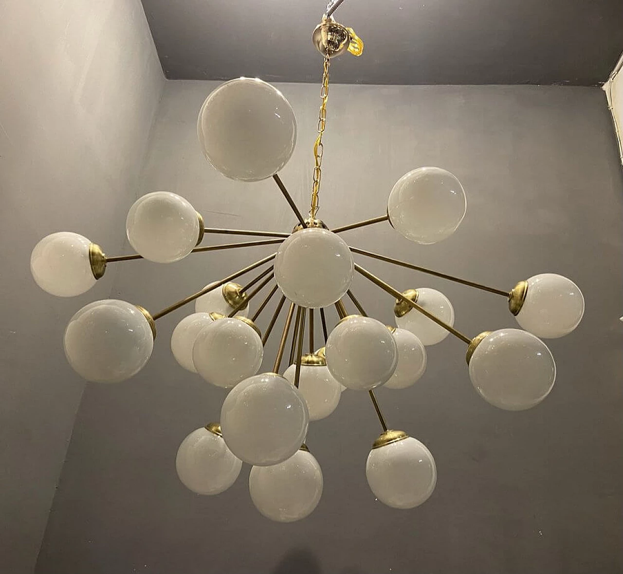 Grande lampadario Sputnik in ottone e vetro opalino, anni '60 1307445
