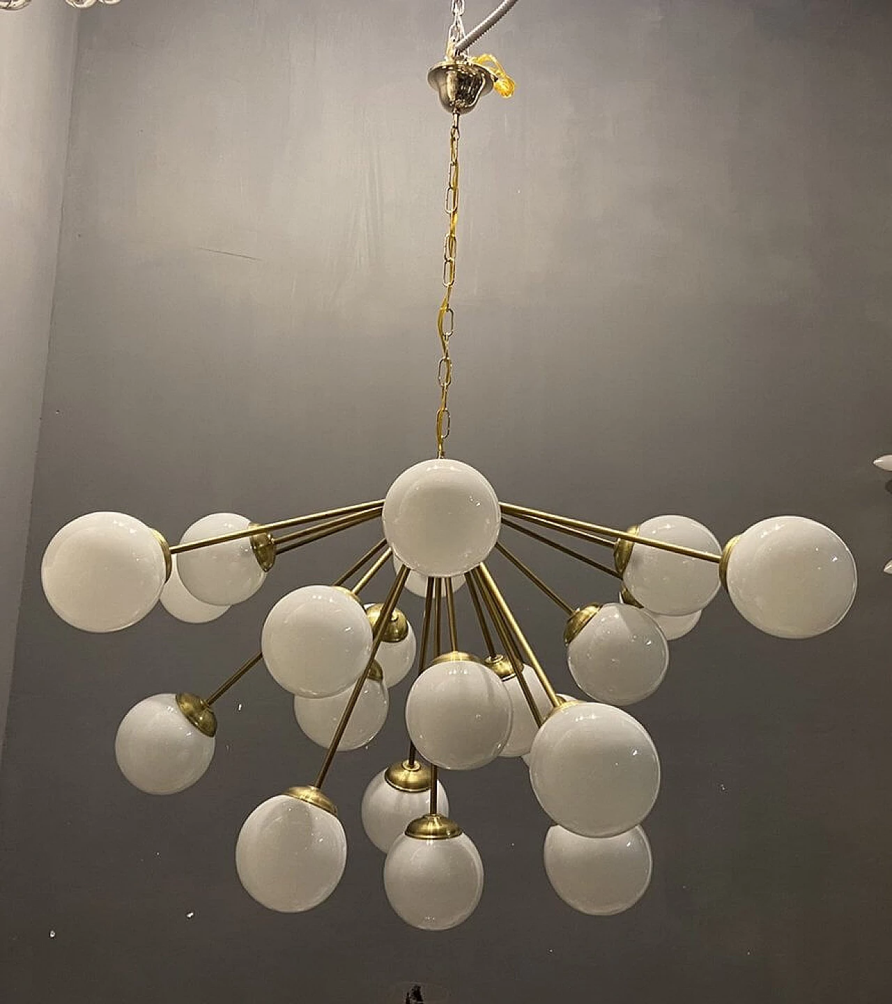 Grande lampadario Sputnik in ottone e vetro opalino, anni '60 1307446
